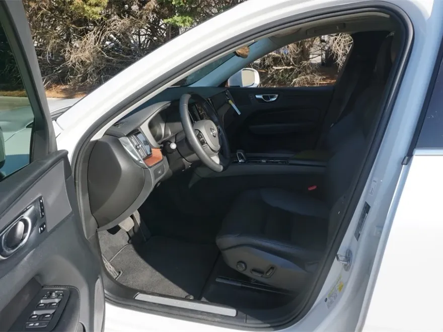 2023 Volvo XC60 B5 Plus photo 1