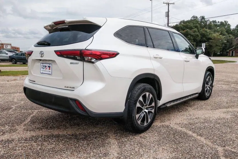 2021 Toyota Highlander XLE photo 1