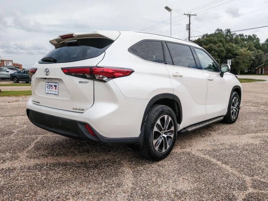 2021 Toyota Highlander XLE photo 1