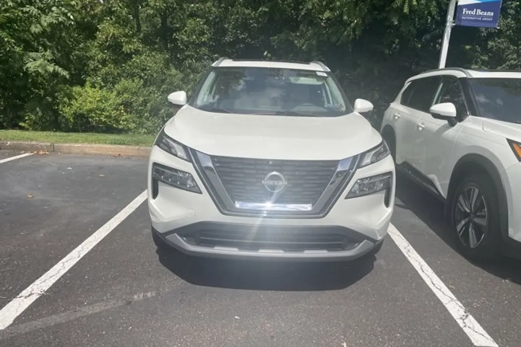 2022 Nissan Rogue SV photo 1