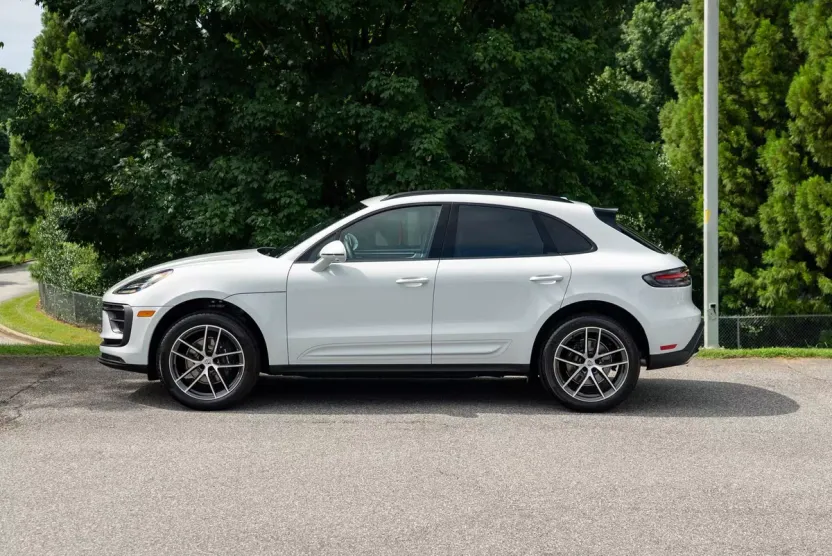 2025 Porsche Macan Base photo 1
