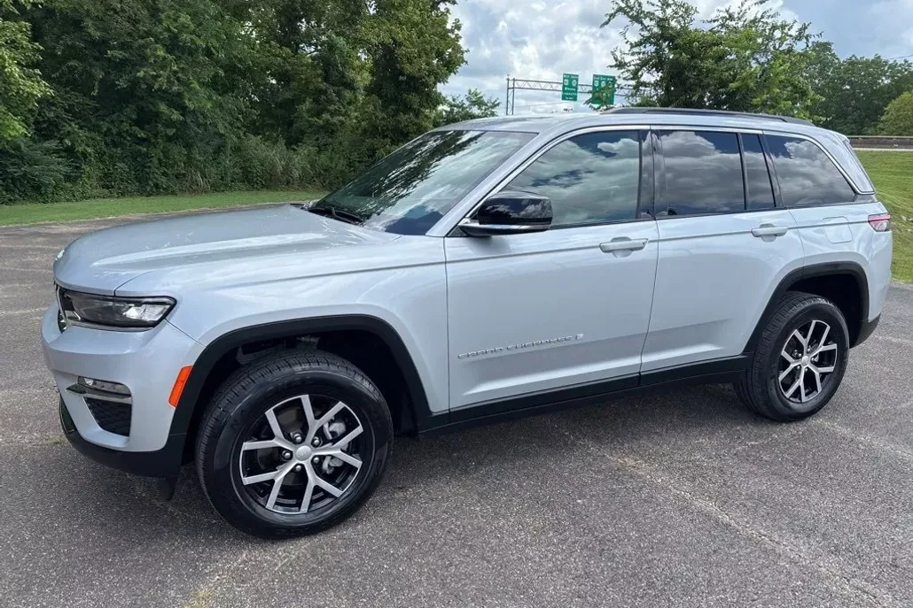 2024 Jeep Grand Cherokee Limited photo 1