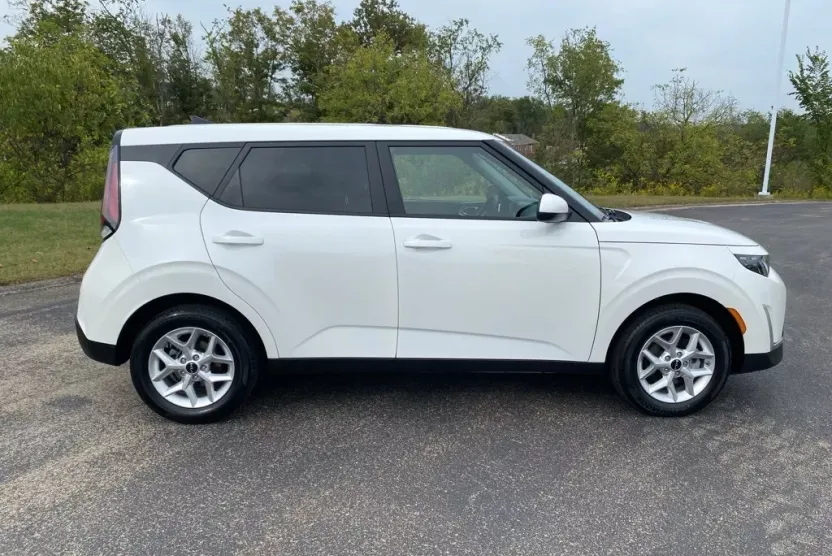 2024 Kia Soul LX photo 1