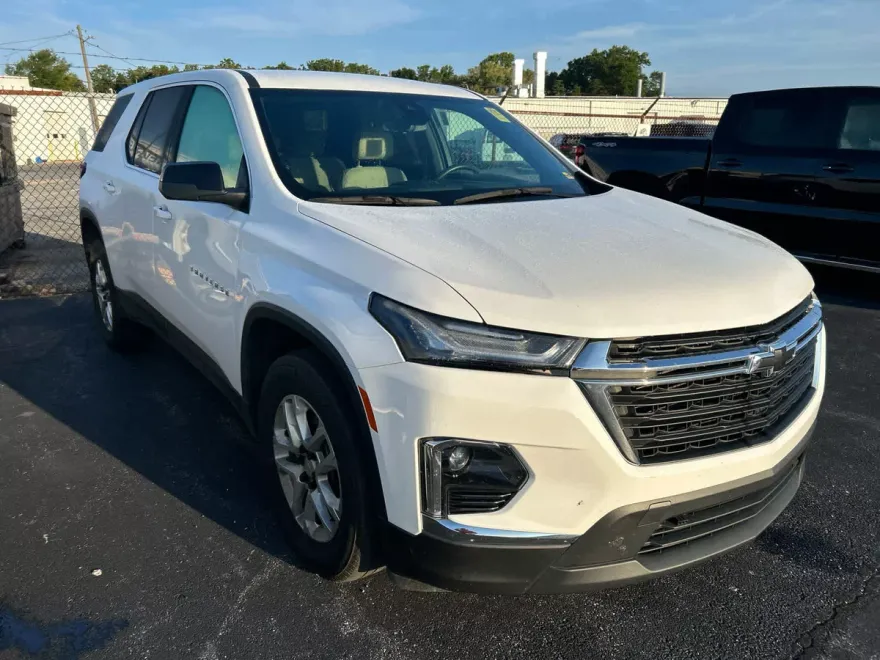 2023 Chevrolet Traverse LS photo 1