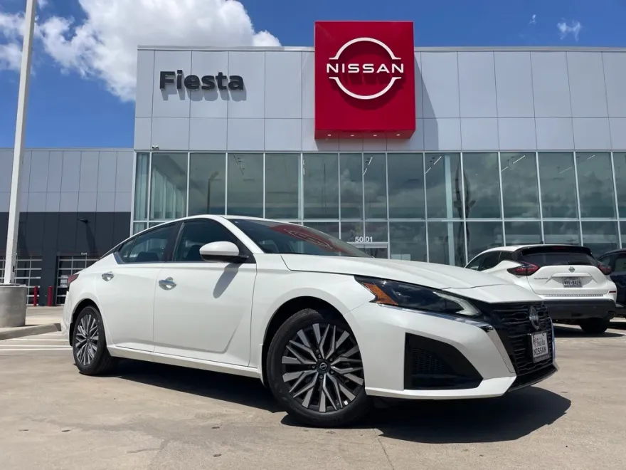 2025 Nissan Altima SV photo 1