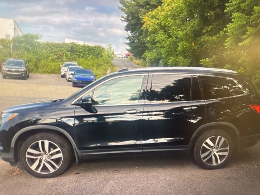 2017 Honda Pilot Touring photo 1