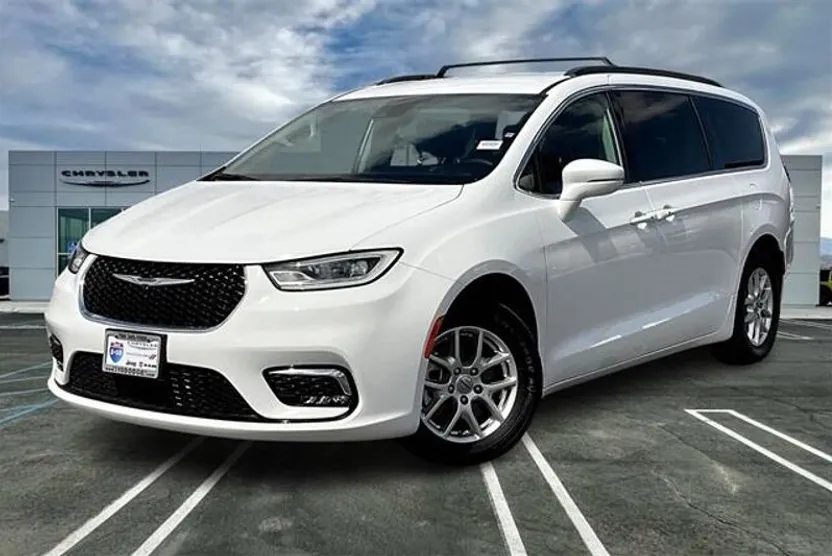 2022 Chrysler Pacifica Touring L photo 1