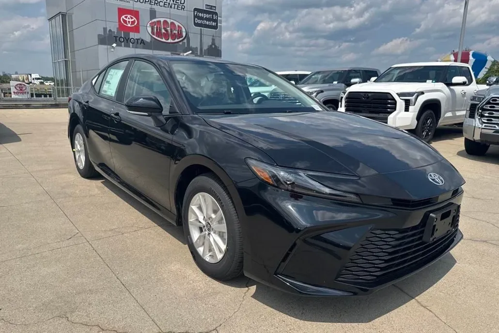 2025 Toyota Camry LE photo 1