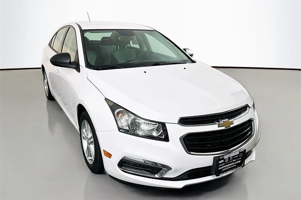 2015 Chevrolet Cruze L photo 1