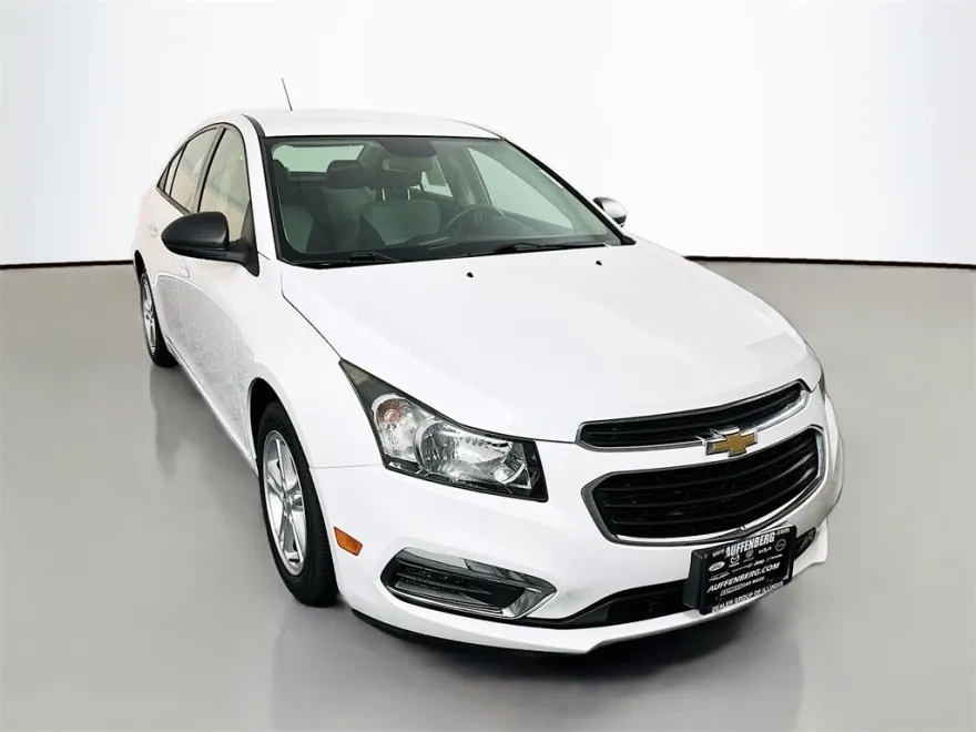 2015 Chevrolet Cruze L photo 1