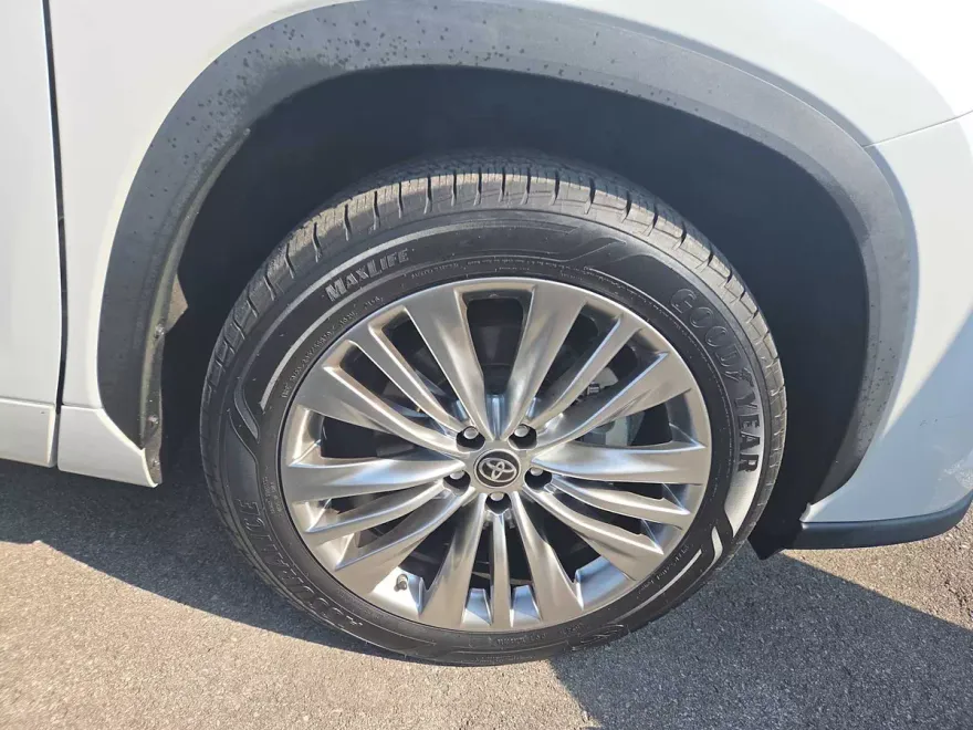 2022 Toyota Highlander Limited photo 1