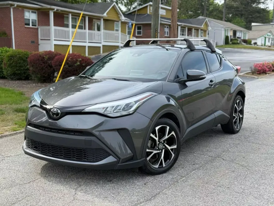 2022 Toyota C-HR XLE photo 1