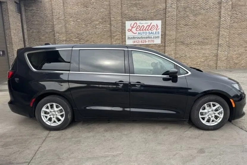 2017 Chrysler Pacifica Touring photo 1