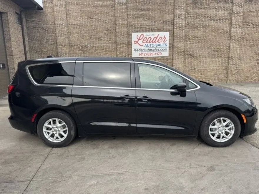 2017 Chrysler Pacifica Touring photo 1