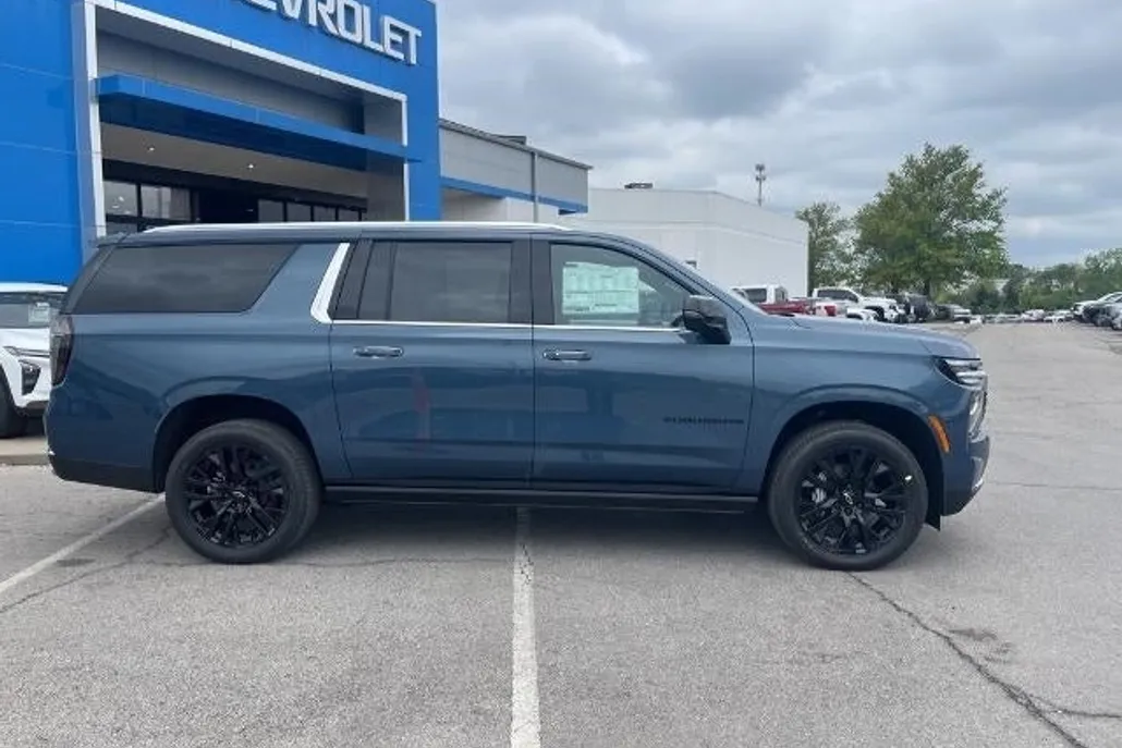 2025 Chevrolet Suburban Premier photo 1