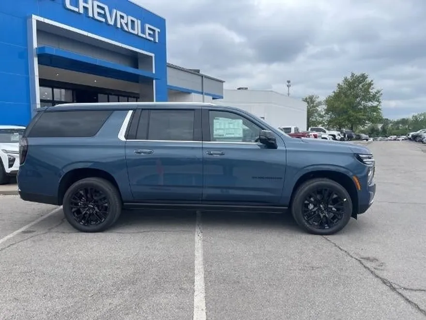 2025 Chevrolet Suburban Premier photo 1