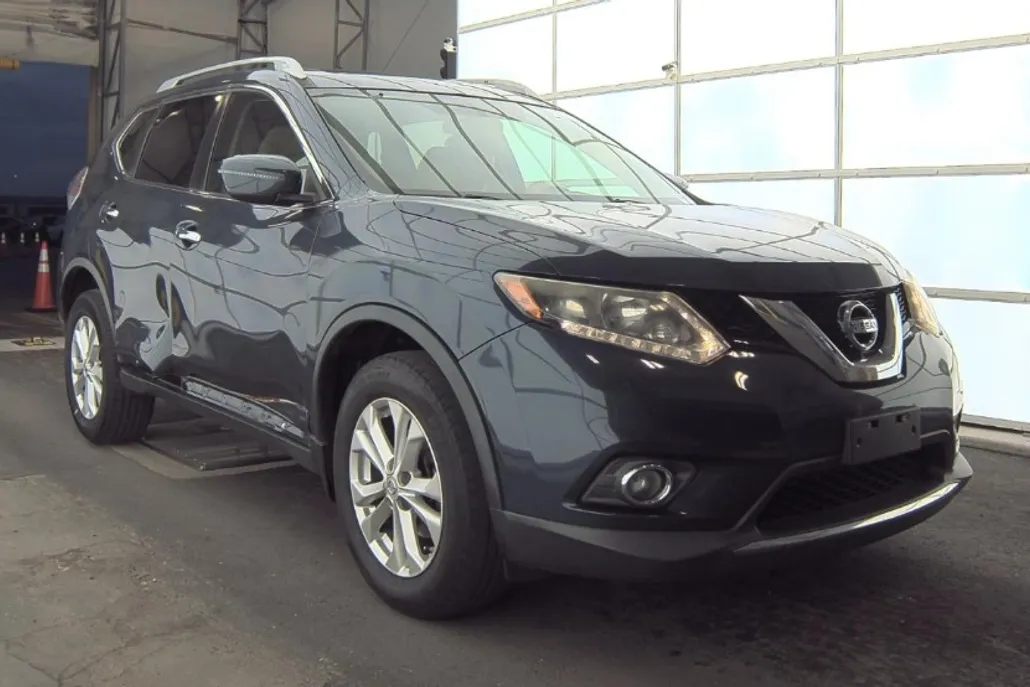 2016 Nissan Rogue SV photo 1