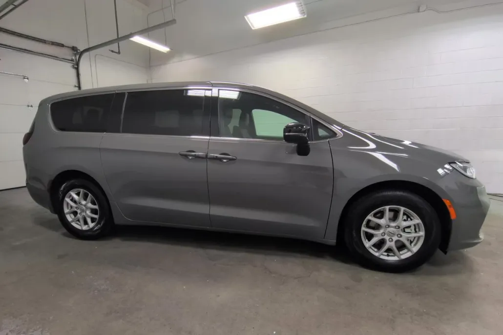 2025 Chrysler Pacifica photo 1