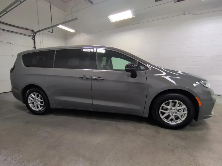 2025 Chrysler Pacifica photo 1
