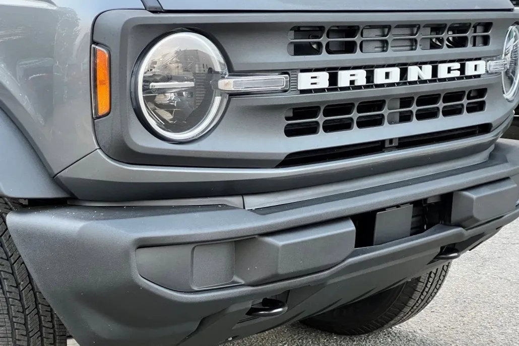2025 Ford Bronco Base photo 1