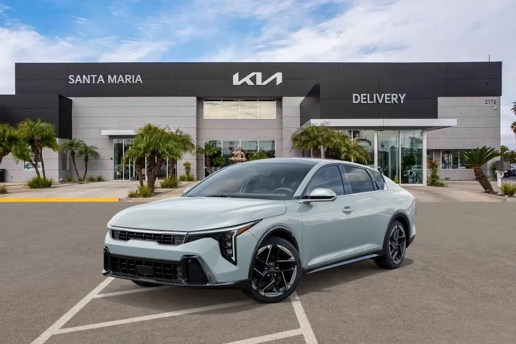 2025 Kia K4 GT-Line photo 1