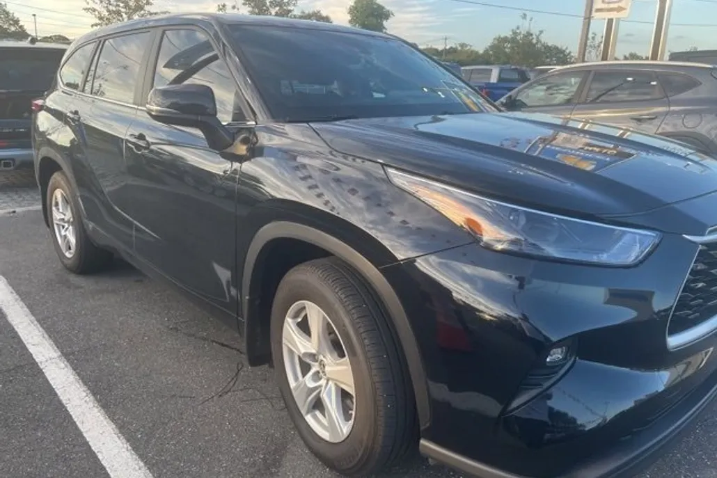 2023 Toyota Highlander LE photo 1