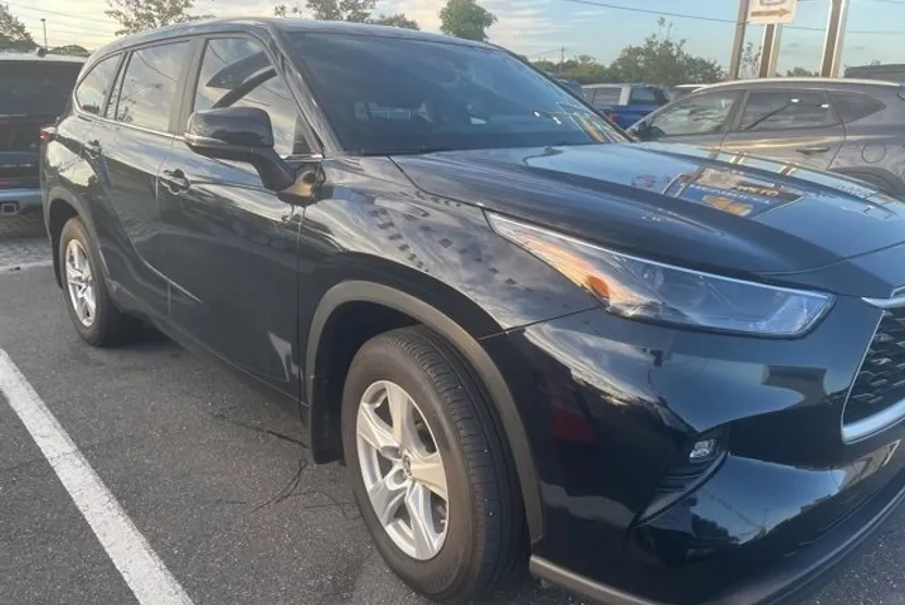 2023 Toyota Highlander LE photo 1