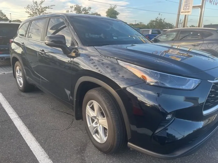 2023 Toyota Highlander LE photo 1