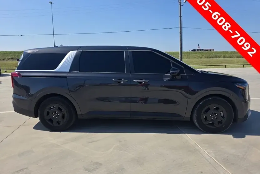 2025 Kia Carnival LXS photo 1