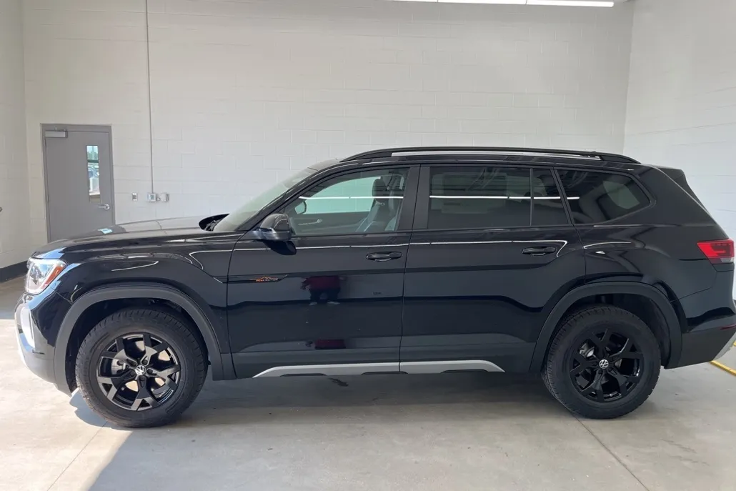 2025 Volkswagen Atlas Peak Edition SE photo 1
