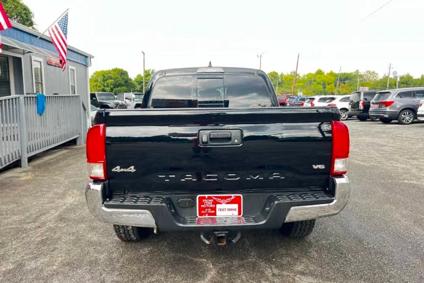2018 Toyota Tacoma TRD Sport photo 1