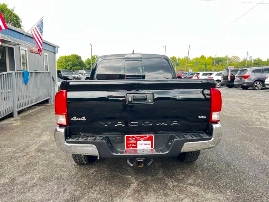 2018 Toyota Tacoma TRD Sport photo 1