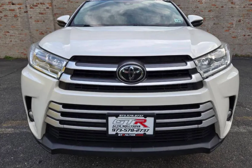 2019 Toyota Highlander XLE photo 1