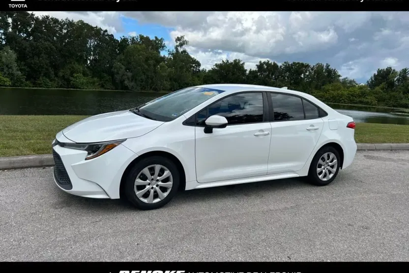 2020 Toyota Corolla LE photo 1