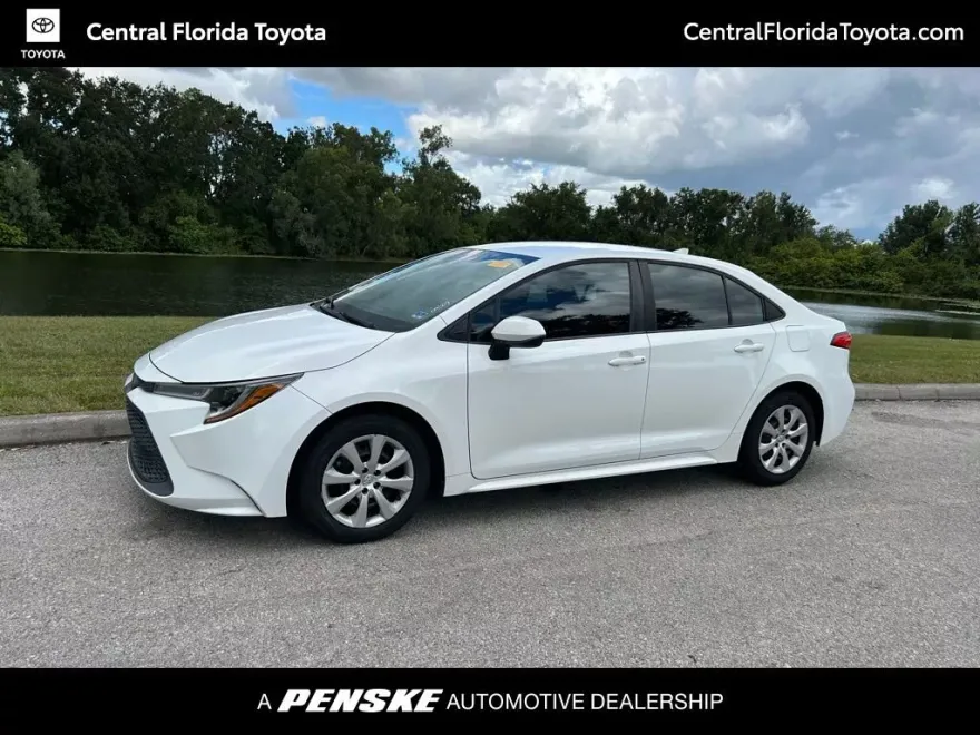 2020 Toyota Corolla LE photo 1