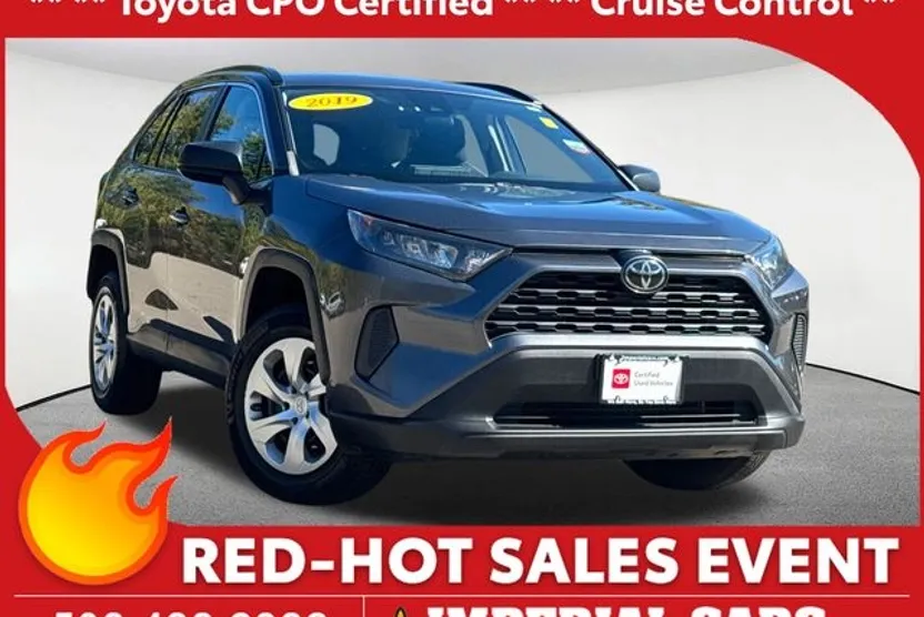 2019 Toyota RAV4 LE photo 1