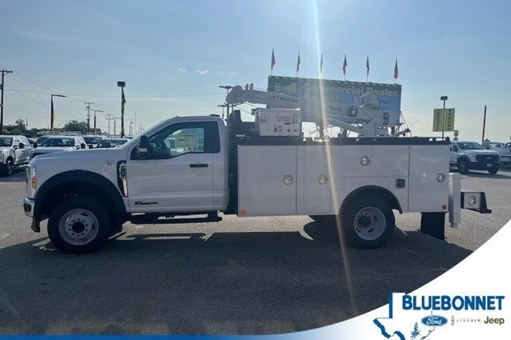 2023 Ford F-600 photo 1
