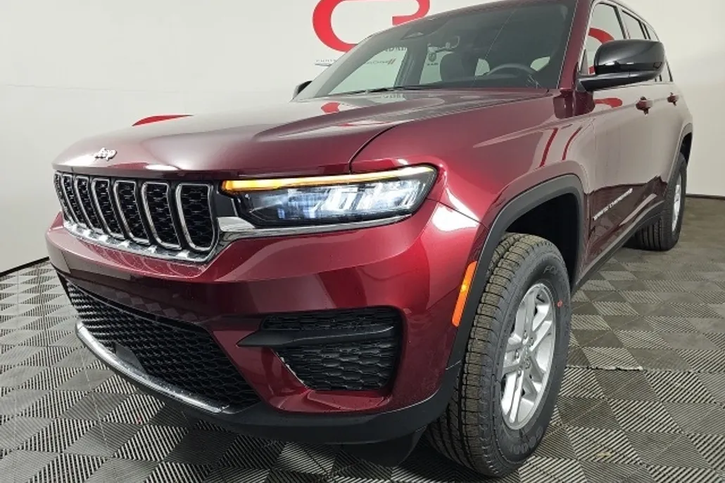 2025 Jeep Grand Cherokee Laredo photo 1