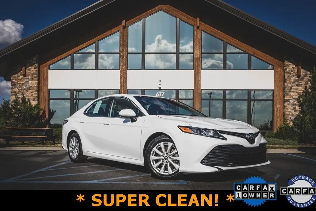 2019 Toyota Camry LE photo 1