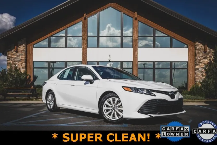 2019 Toyota Camry LE photo 1