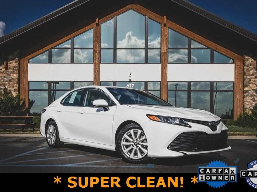 2019 Toyota Camry LE photo 1