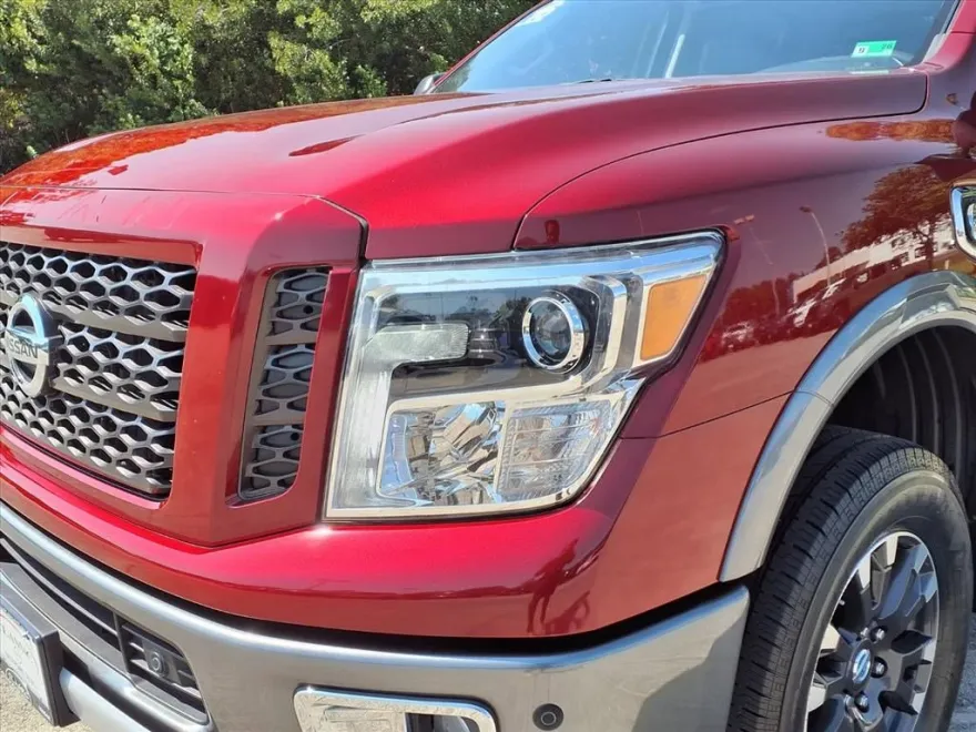 2016 Nissan Titan PRO-4X Crew Cab photo 1