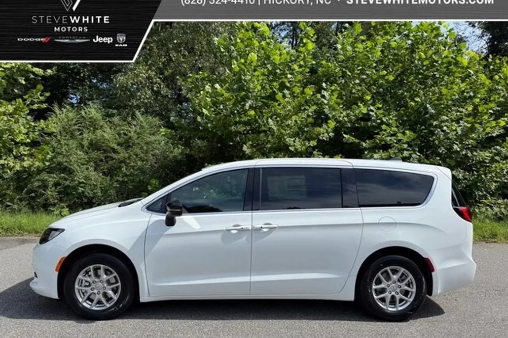 2026 Chrysler Voyager LX photo 1