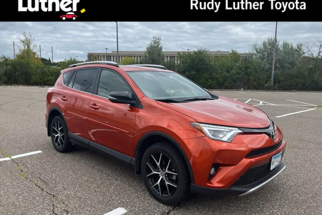 2016 Toyota RAV4 SE photo 1