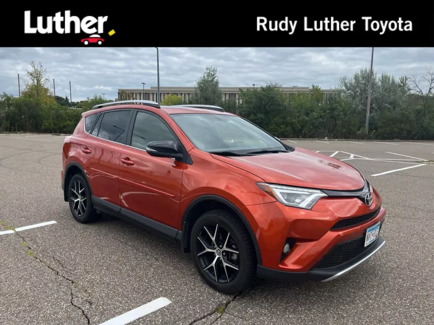 2016 Toyota RAV4 SE photo 1
