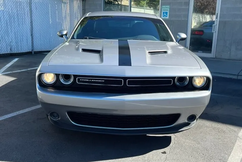 2015 Dodge Challenger SXT photo 1