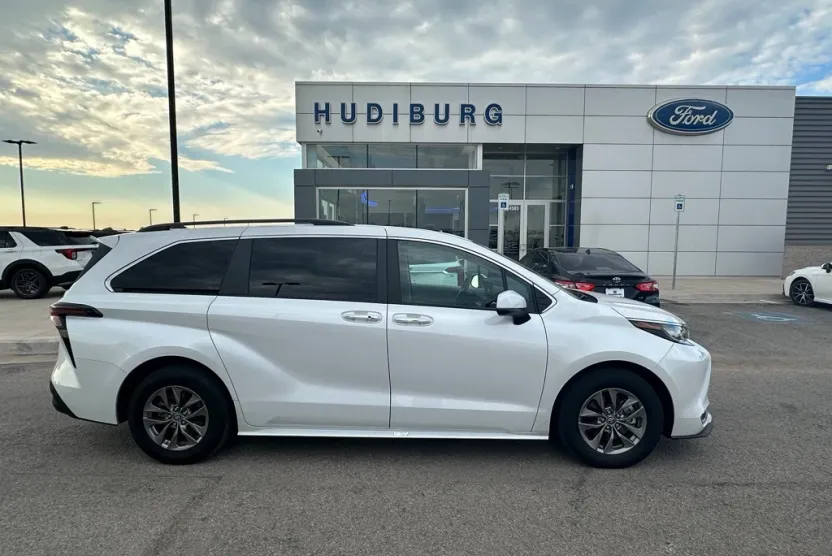 2023 Toyota Sienna XLE photo 1