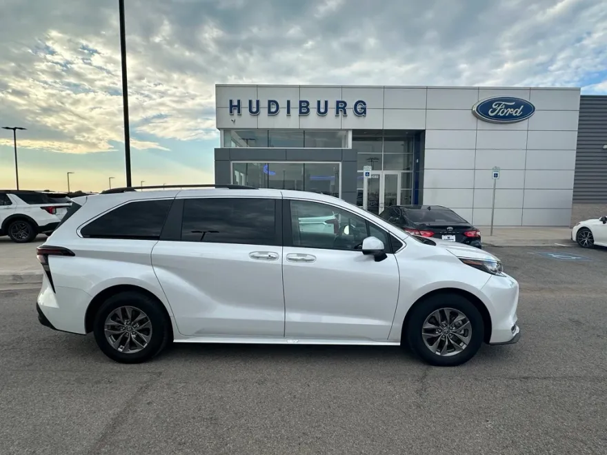 2023 Toyota Sienna XLE photo 1
