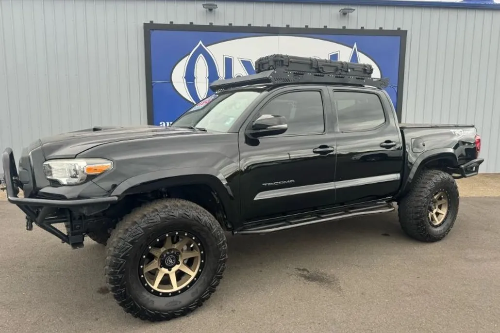 2016 Toyota Tacoma TRD Sport photo 1