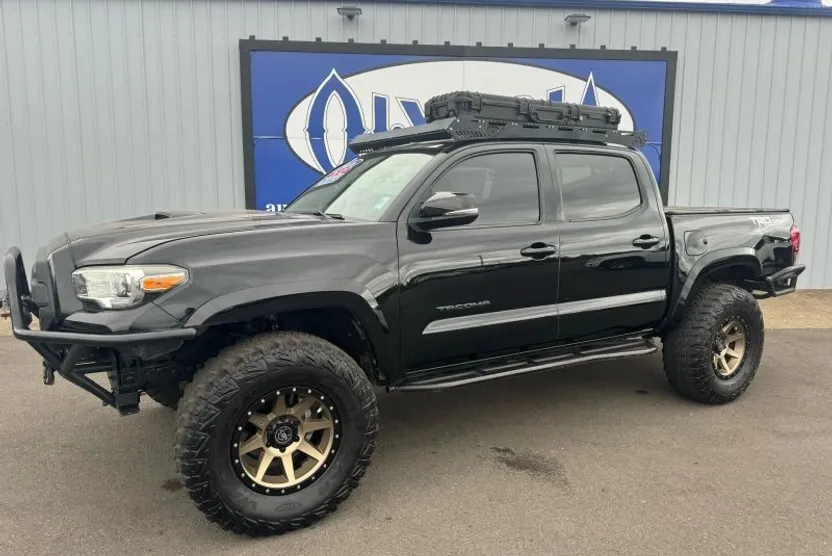 2016 Toyota Tacoma TRD Sport photo 1